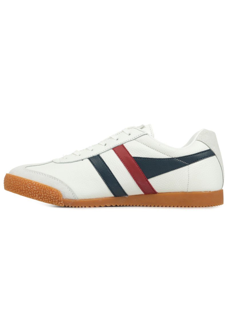 Vita lädersneakers med marinblå och röda ränder, texturerad gummisula, rund tå och snörningsdesign.