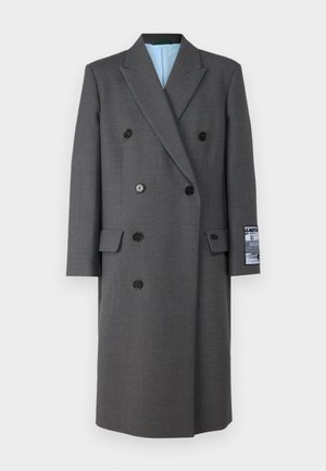 Caban gri cu două rânduri de nasturi, confecționat dintr-un material texturat, având nasturi negri, rever tip notch și o căptușeală albastră, cu o emblemă pe mânecă.