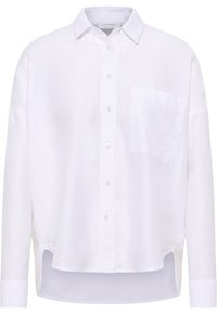 Camicia bianca a maniche lunghe realizzata in tessuto leggero, con chiusura frontale a bottoni, taschino sul petto e orlo curvo.