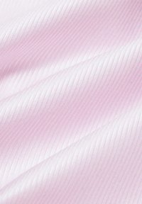 Jasnoróżowa tkanina o gładkiej, błyszczącej powierzchni i subtelnej, ukośnej teksturze w prążki. Powierzchnia delikatnie odbija światło.