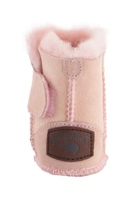 Chausson de bébé rose doux avec doublure en peluche, bride à scratch, semelle cousue, et une étiquette brune portant l'inscription "WALIMBAI" avec un logo d'ours.