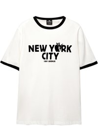 Hvid t-shirt med sort hals- og ærmekant. Har fed tekst "NEW YORK CITY" og et lille billede af Frihedsgudinden.