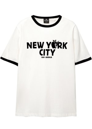 Biely tričko s čiernym lemovaním golierika a koncami rukávov. Obsahuje zeleňajúci nápis "NEW YORK CITY" a malú grafiku Sochy slobody.