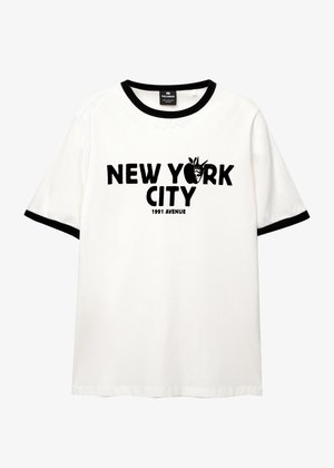 Bílá tričko s černým límcem a lemy na rukávech. Obsahuje výrazný nápis "NEW YORK CITY" a malou grafiku Sochy svobody.