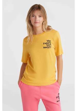 Geel katoenen t-shirt met korte mouwen en ronde halslijn, met een zwarte tekstafbeelding "The Future Surf Society" op de voorkant.