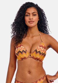 Geprinte bikini-top met een levendig zigzagpatroon in oranje, geel en bruine tinten. Gemaakt van soepel materiaal met verstelbare bandjes.