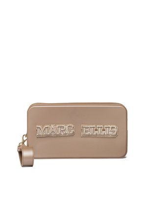 Pochette beige rectangulaire pour poignet avec fermeture éclair, bandoulière détachable et "MARC ELLIS" brodé en lettres beiges sur le devant.