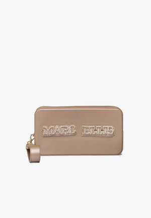 Pochette beige rectangulaire pour poignet avec fermeture éclair, bandoulière détachable et "MARC ELLIS" brodé en lettres beiges sur le devant.