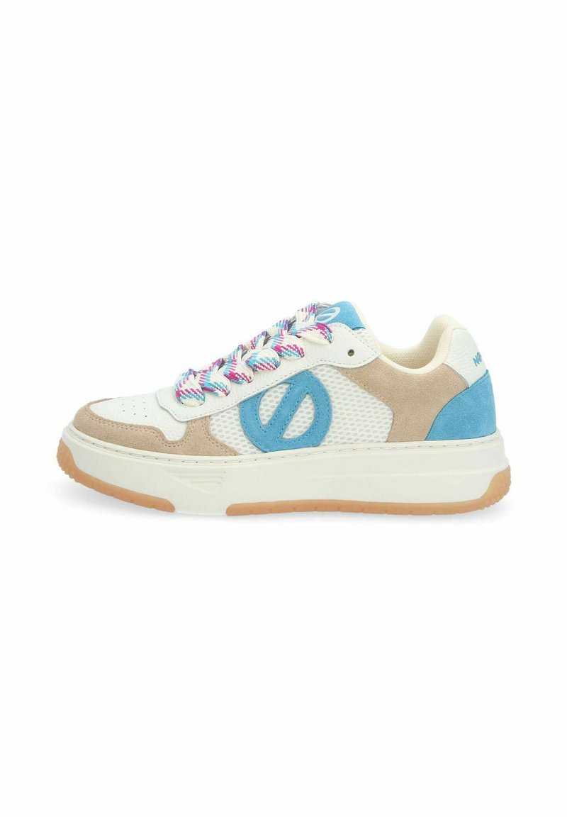 Baskets blanches et beige avec des accents bleus, tige en mesh, détails en daim texturé, lacets colorés tressés et semelle en caoutchouc.