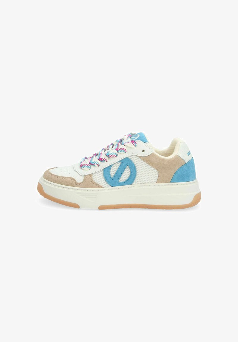 Witte en beige sneaker met blauwe accenten, bovenwerk van mesh, gestructureerde suède details, kleurrijke gevlochten veters en een gumrubberen zool.