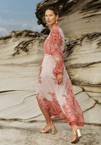 Love & Roses REGULAR FIT - PRINTED BELTED - Maksi garuma kleita - orange paisley
