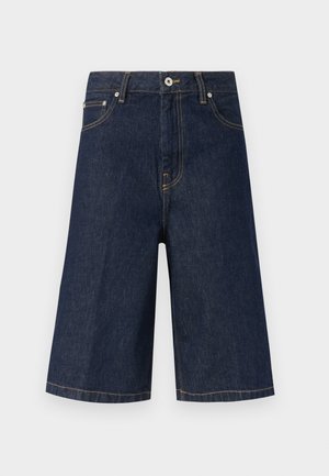 Dunkelblaue Jeans-Knielange Shorts mit vorderer Knopfleiste, Taschen und gelber Naht, präsentiert vor einem schlichten hellen Hintergrund.