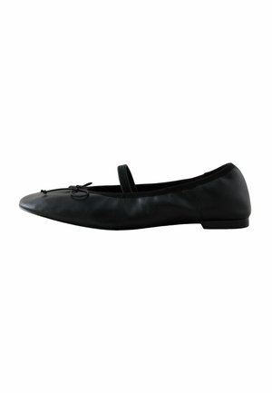 Zwarte ballerina met een klein strikje op de teen en een elastisch bandje over de wreef, zijaanzicht op een witte achtergrond.