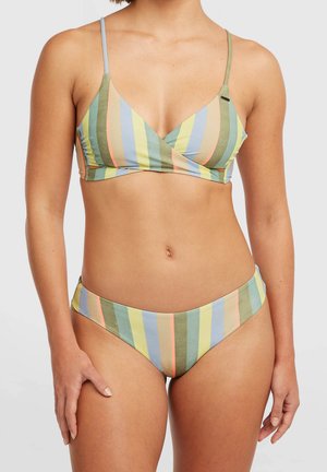 Stripet bikini sæt med trekantet top i omviklingsstil i grønne, gule, lyseblå og ferskenfarvede nuancer; matchende lavtaljede bunddele. Blød tekstur.