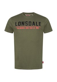 Maslinasto zelena pamučna majica sadrži crni i crveni natpis "LONSDALE THE ORIGINAL SINCE 1960 U.K." i malu oznaku s Unioni zastavom sa strane.