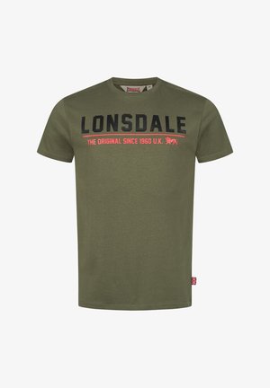 Oliivroheline puuvillane T-särk, millel on must ja punane tekst "LONSDALE THE ORIGINAL SINCE 1960 U.K." ning väike Union Jacki silt külje peal.