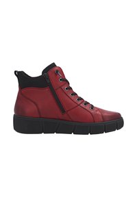 Baskets montantes en cuir rouge avec un col élastique noir, une fermeture éclaire sur le côté et une semelle en caoutchouc noir contrastante. Comprend un système de laçage et des détails de couture.