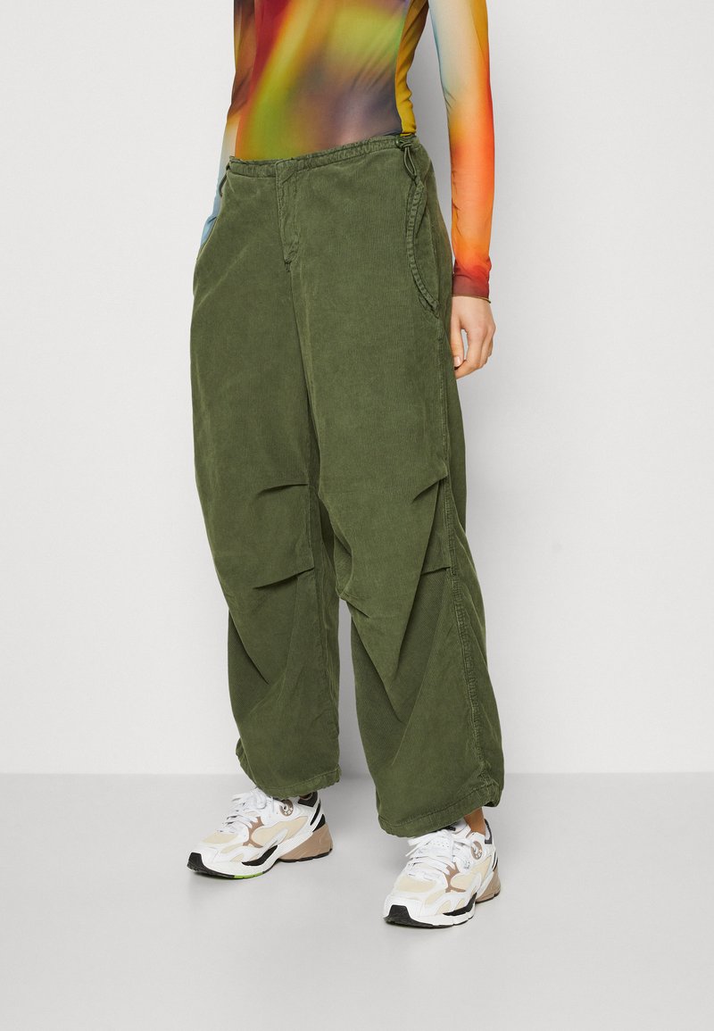 BDG Urban Outfitters BAGGY TECH PANT Stoffhose khaki Zalando.at