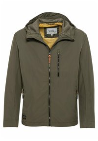 Veste imperméable vert olive avec une capuche, fermeture éclair à l'avant, deux poches latérales et une doublure en maille jaune respirante. Présente un petit logo cousu.
