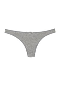 String gris en coton avec une texture douce, orné d'un délicat nœud à la taille et d'un bord contrasté le long des bords.