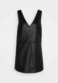 Robe noire sans manches en similicuir avec un décolleté en V profond et des détails discrets de couture verticale sur les panneaux avant.