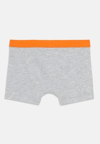 Grijze katoenen boxershorts met een oranje elastische tailleband, voorzien van een eenvoudig ontwerp en een gladde textuur, geknipt op mid-thigh lengte.