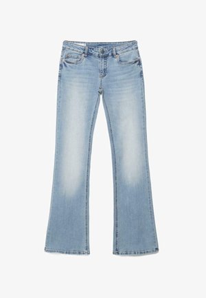 Jeans in denim blu chiaro con gamba leggermente svasata, tasche anteriori e posteriori, chiusura con bottoni e dettagli leggermente sbiaditi sulle cosce.