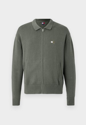 Roheline sirgendav kardigan, mis on valmistatud tekstuuriga kudumist, millel on krae, küljetaskud ja väike logopatch rinnal.