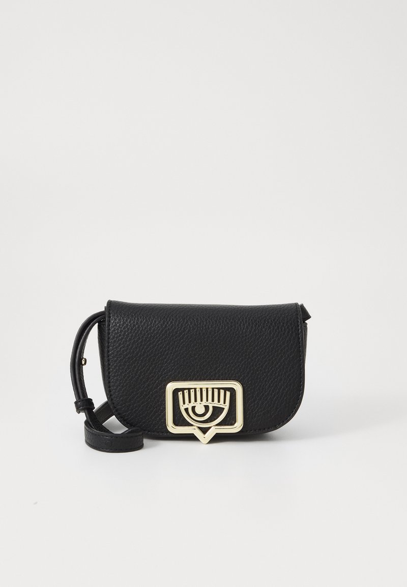 Μαύρη δερμάτινη τσάντα χιαστί με υφή. Διαθέτει χρυσό τόνο αξεσουάρ σε σχήμα ματιού και γεωμετρικό κλείσιμο.