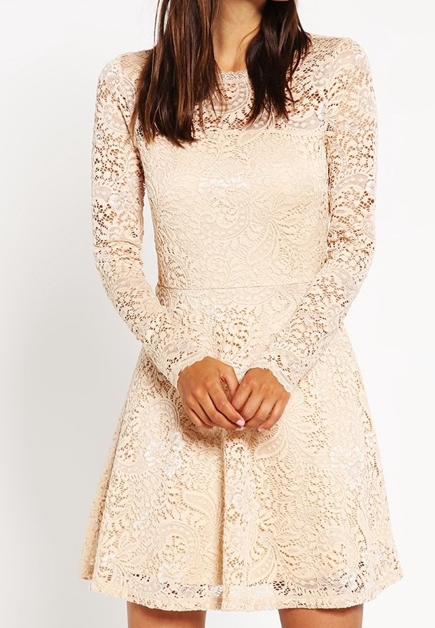 Spitzenkleid in sanftem Pfirsichton mit langen Ärmeln, tailliertem Oberteil und schwingendem Rock. Floralem Muster und strukturierten Details.