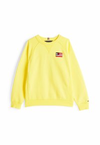 Felpa gialla con collo rotondo a coste, maniche lunghe raglan e un piccolo logo ricamato con strisce rosse, bianche e blu.