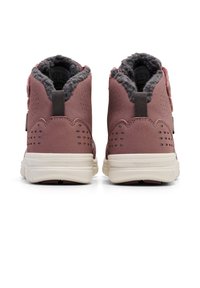 Høj-top sneakers i blødt maroon materiale med grå kant, med perforerede detaljer og en lys sål. Robust design og teksturer.