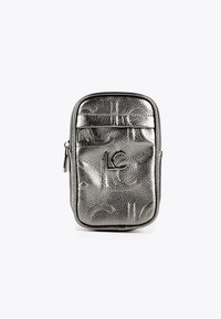 Kompaktná kovová strieborná textúrovaná kožená crossbody taška s predným zipsovým vreckom a embosovaným logom LC.