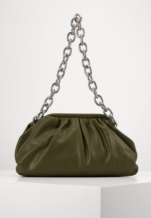 Olivově zelená kožená taška s nařaseným designem, stříbrnými řetízkovými rukojetími a měkkou texturou. Tvarovaná pro kompaktní, zaoblený profil.