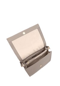 Grijze leren handtas met een klepsluiting en gouden hardware. Het interieur heeft twee vakken en een ritsvak.