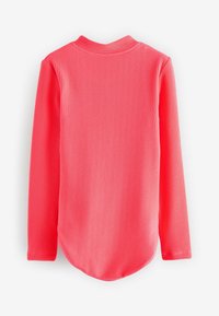 Langärmliges Shirt aus leuchtend pinkem Rippstoff, mit Mock-Neck und abgerundetem Saum, das eine strukturierte Optik aufweist.