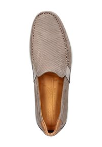 Beige Slipper mit perforiertem Obermaterial, Lederfutter, kontrastierendem hellbraunem Absatz und weißer Gummisohle. Verfügt über eine detailreiche Naht.