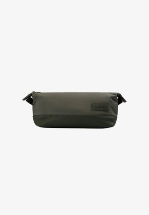 Bolsa de aseo compacta de color verde oliva con cierre de cremallera y parche con el logo de Scalpers en la parte frontal.