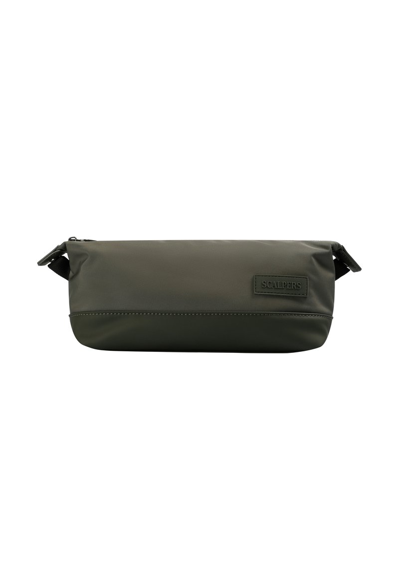 Bolsa de aseo compacta de color verde oliva con cierre de cremallera y parche con el logo de Scalpers en la parte frontal.