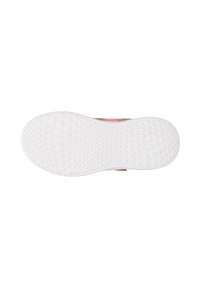 Schuhsohle mit einer strukturierten weißen Gummibasis und einer gepolsterten Griffoberfläche, ergänzt durch pinke Akzente entlang der Ränder.