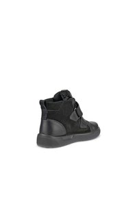 Stivale alla caviglia nero con parte anteriore in pelle e parte posteriore in suede, dotato di una cinghia in velcro, punta arrotondata e suola in gomma texturizzata.