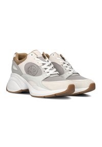 Zapatillas blancas y beige con materiales de ante y cuero, forma redondeada, acentos texturizados y un logotipo prominente en el lateral.