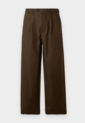 Pantalones rectos marrones con pliegues frontales, pasadores para cinturón, bolsillos laterales y un cierre de botón negro en la cintura.