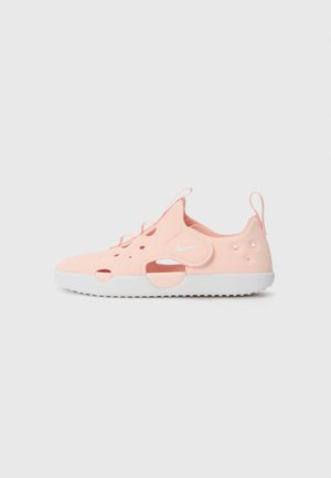 Nike'i kingad, mis on valmistatud pehmest roosast materjalist, millel on lõikeaukude detailid, valge talla ja vastavad paelad. Omab tagumikku, mis muudab jalga panemise lihtsamaks.