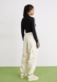 adidas Originals Hlačami s stranskimi žepi - white
