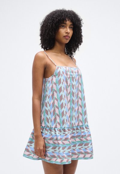 Αμάνικο φόρεμα από ελαφρύ ύφασμα με πολύχρωμο γεωμετρικό μοτίβο. Το σχέδιο περιλαμβάνει σούρες στο τελείωμα και λεπτές τιράντες.