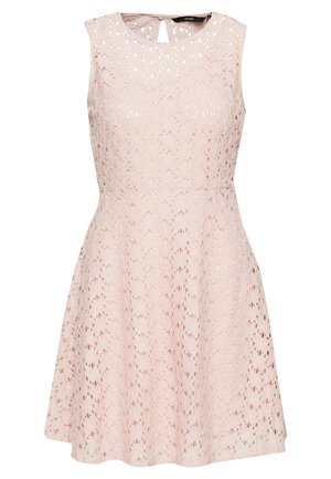 Różowa sukienka do kolan bez rękawów z koronką o kwiatowym wzorze, dopasowaną talią i zapięciem na guziki w kształcie dziurki przy tylnej linii szyi.