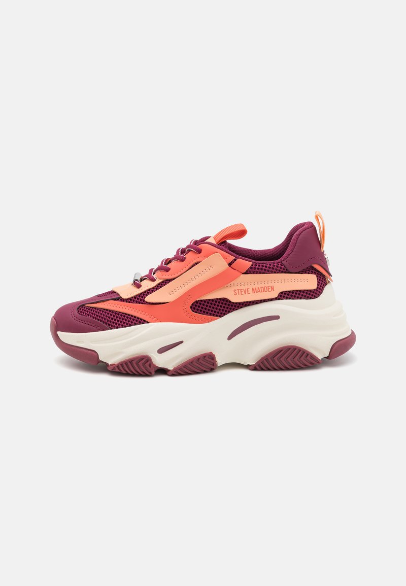Lilla og lyserøde sneakers med mesh og syntetisk overdel, tyk hvid mellemsål og struktureret gummisål; har snørebåndsdesign og logo-detail.