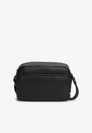 Crna pravokutna torbica preko tijela s teksturiranim prednjim džepom, zatvaračima, podesivim remenom i suptilnim logotipom na glatkom gornjem dijelu.