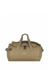 Bolso de viaje beige fabricado en tejido duradero, con doble asa, correa para el hombro y una parte superior con cremallera y detalle de cordón. Logotipo de Haglöfs visible.